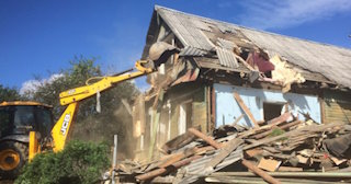 Промышленный демонтаж пристроек к дому в Торжке | Цены от 577 руб. за м2